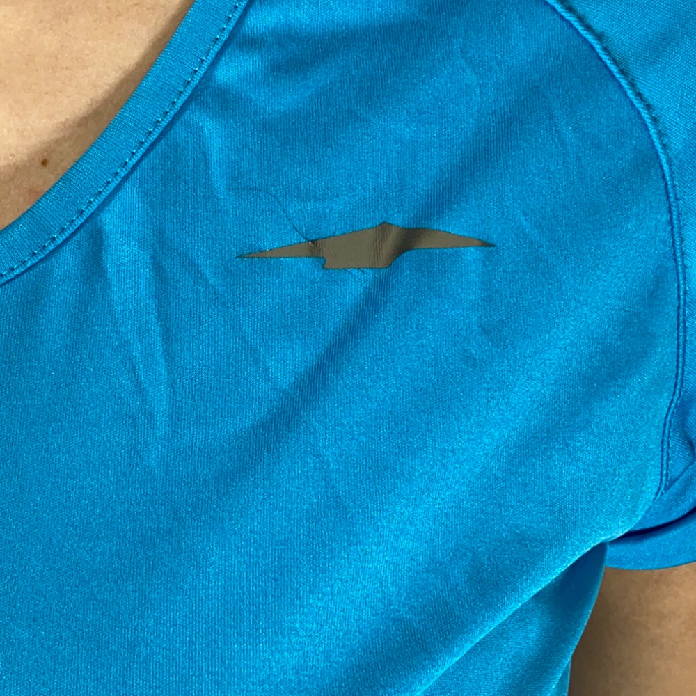 REMERA V AERO